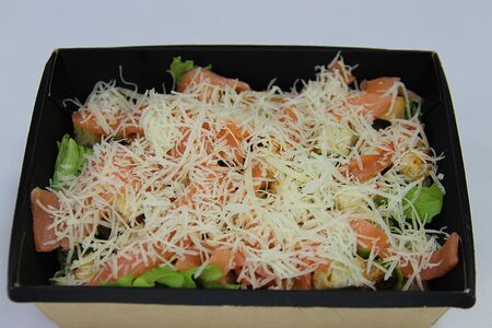 Салат Цезарь с лососем