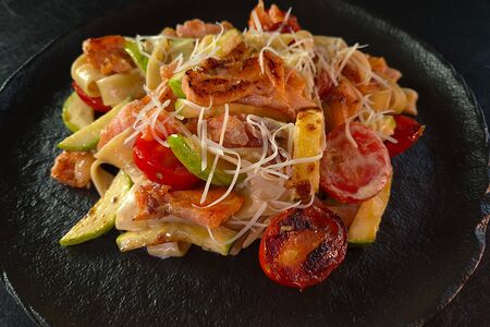 Паста с лососем и овощами