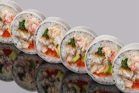 Ролл из камчатского краба с копченым угрем в дайконе