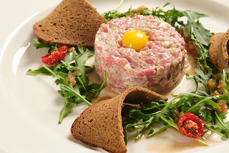 Тартар из говядины с рукколой и соусом шалот