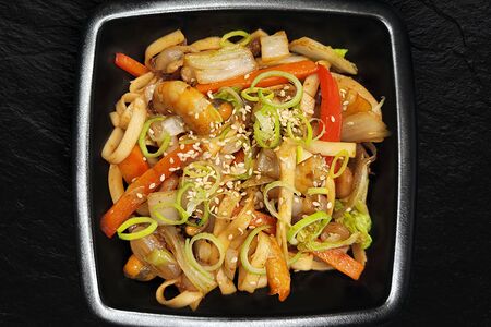 Вок с лапшой и морепродуктами