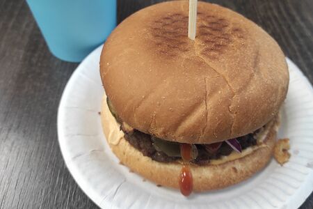 Бургер с говядиной и беконом