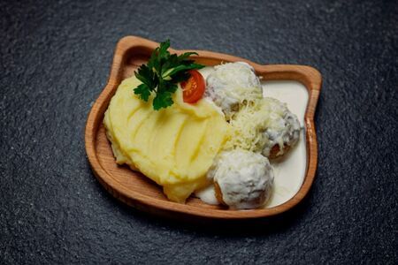 Фрикадельки куриные в сливочном соусе с картофельным пюре