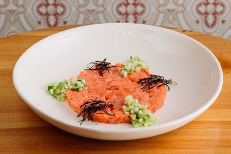 Тартар из лосося, имбирь, нори