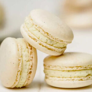 Макаронс Ванильный с миндальным пралине