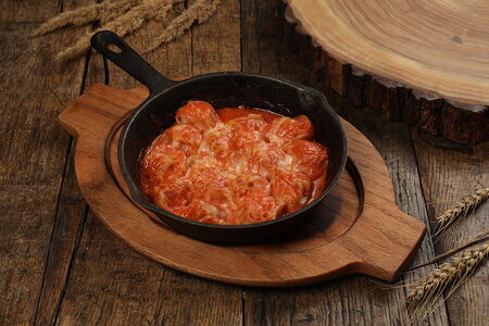 Пельмени мясные под томатно-трюфельным соусом с сыром