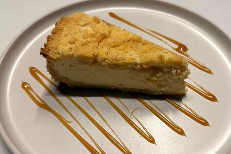 Домашний чизкейк с песочным тестом и соленой карамелью 