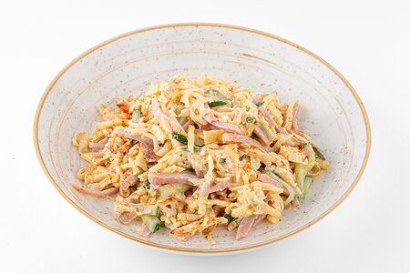 Салат с ветчиной и яичным блином