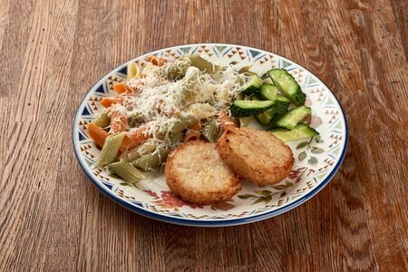 Куриные котлетки с макаронами и сыром