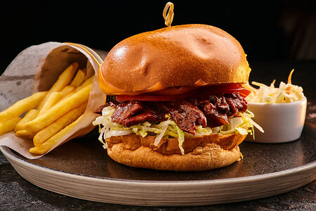 Бургер с рваной говядиной