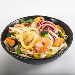 Удон с морепродуктами в сливочном соусе