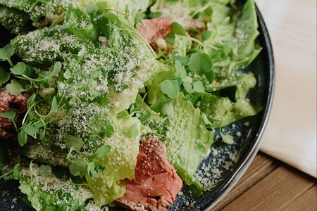 Микс-салатов с ростбифом и горчичным дрессингом