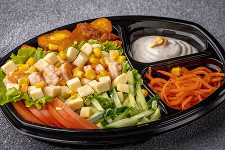 Шаверма с креветками на тарелке