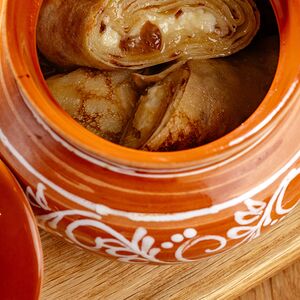 Блинчики с творогом, изюмом и карамелью