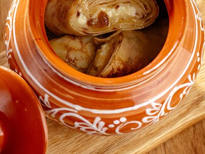 Блинчики с творогом, изюмом и карамелью