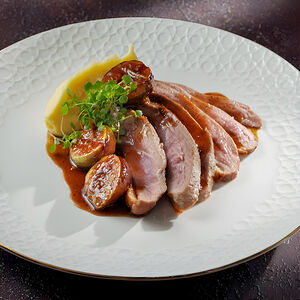 Ростовская утка, молодая свекла и ягодный мусс