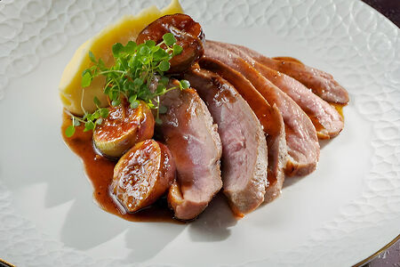 Ростовская утка, молодая свекла и ягодный мусс