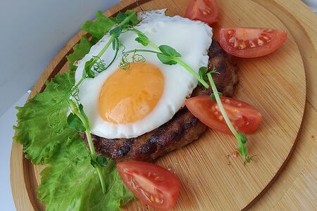 Второе Бифштекс с яйцом