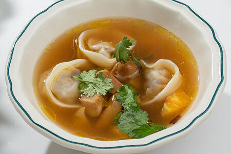 Куриный бульон с вонтонами из кролика