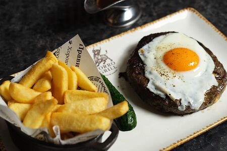 Бифштекс из говядины с яйцом