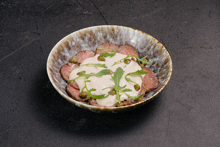 Ростбиф с соусом Вителло-тонато