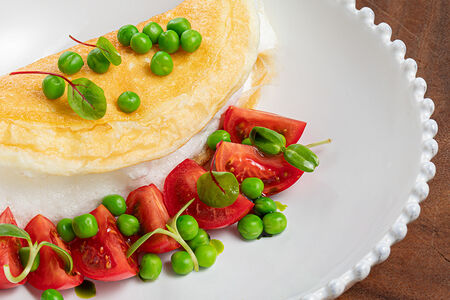 Белковый омлет с козьим сыром