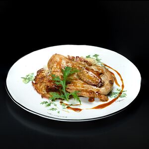 Цыпленок, картофельный драник и пряная капуста 