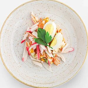 Крабовый салат с острым соусом и овощами