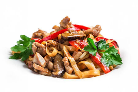 Лапша с курицей, овощами и карри