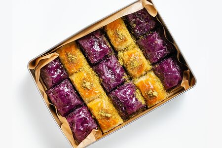 Подарочный набор с лавандовой пахлавой и классической пахлавой с фисташкой