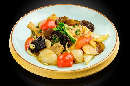 Свиная грудинка с древесными грибами яйцом и огурцами