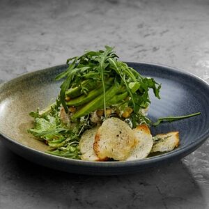 Салат из курицы, авокадо с кедровыми орешками и заправкой из сыра Креметте