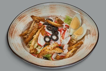 Салат с крабовой палочкой и сухариками