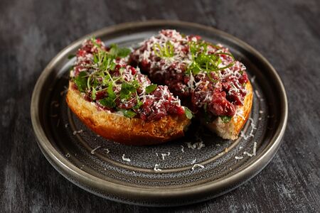 Брускетта с тартаром из говядины