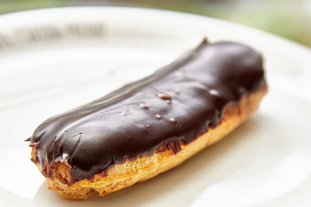 Домашний шоколадный эклер