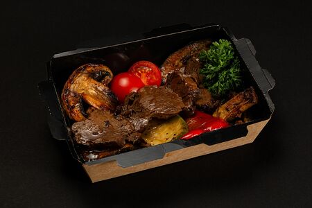 Томленая говядина в соусе демиглас с овощами гриль