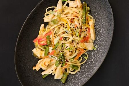 Лапша яичная с курицей и креветками 