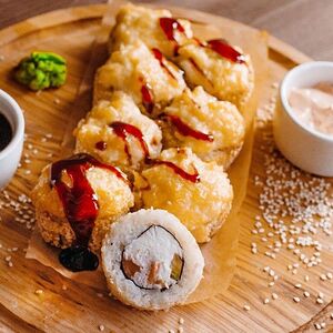 Запечённый ролл с лососем и крабом