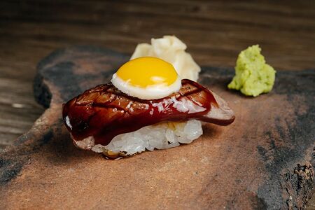 Суши вагю с перепелиным яйцом и понзу