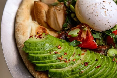 Лепешка с авокадо, эдамаме и яйцом пашот