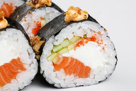Футомаки с лососем, огурцом, спайси и луком фри