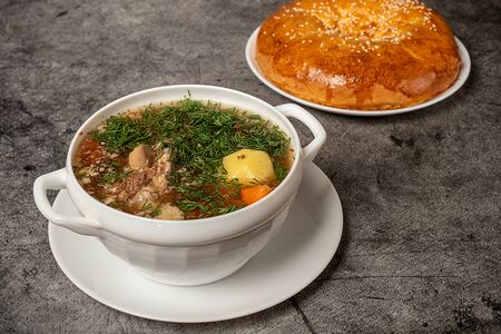 Шурпа из баранины с пшеничной лепешкой