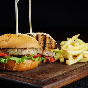 Куриный бургер с картофелем фри