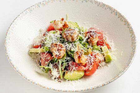Салат с креветками, авокадо и рукколой