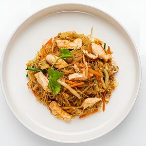 Лапша стеклянная с овощами и куриным филе
