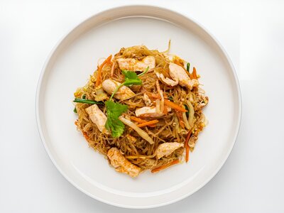 Лапша стеклянная с овощами и куриным филе