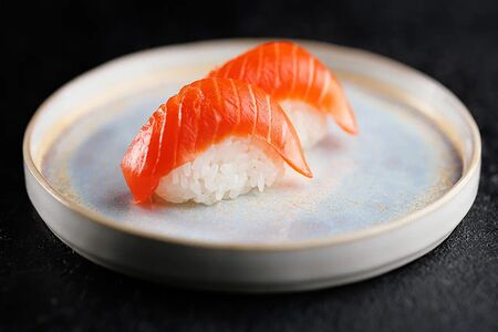 Суши с лососем