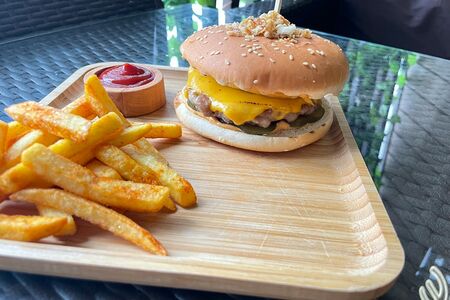 Гамбургер с картофелем фри