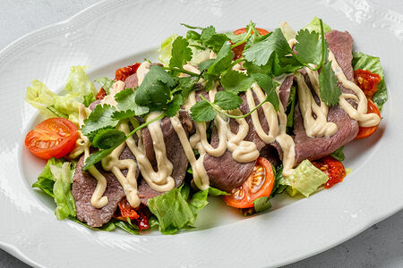 Микс-салат, татаки из говядины, вяленые томаты, устричный майо