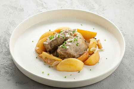 Говяжий язык в трюфельном соусе с жареным картофелем